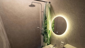 A modern bathroom with a shower, sink, and toilet. - Studio Terra Salzburg Ecosuite (Altenmarkt im Pongau)