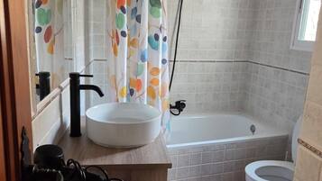 Haartrockner, Bidet, Handtücher, Seife