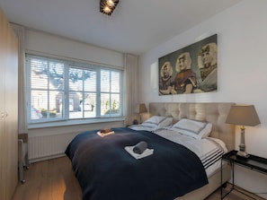 1 bedroom, desk, internet