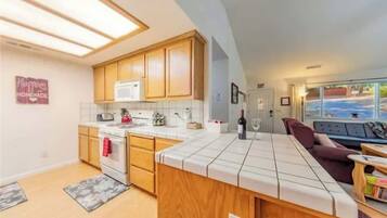 Refrigerador, lavavajillas, cafetera/tetera, utensilios de cocina