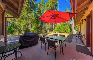 Outdoor dining - The Lady Bug Retreat. (Mariposa)