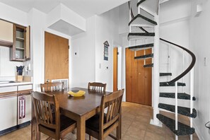 Apartamento Signature, 2 habitaciones, vistas al jardín | Servicio de comidas en la habitación