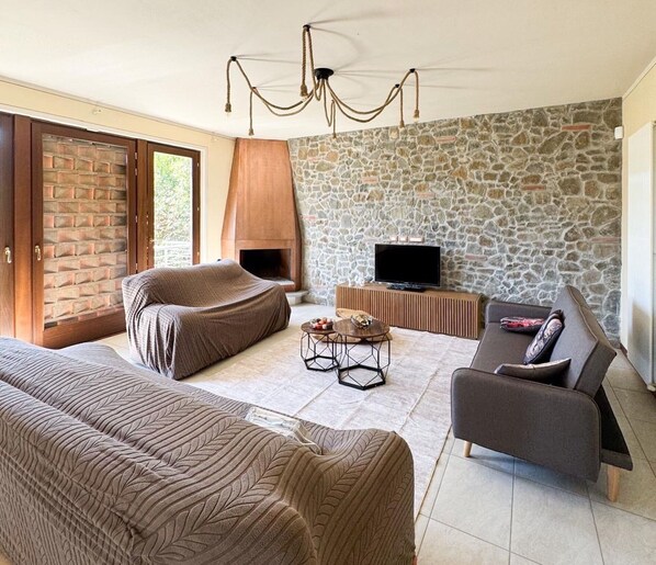 TV, fireplace