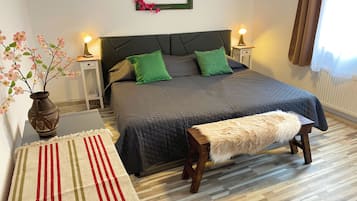 3 dormitoris, planxa i posts de planxar i un bressol de viatge