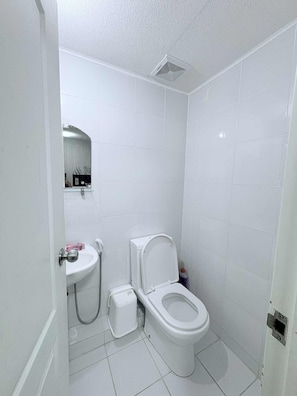 タオル、トイレットペーパー