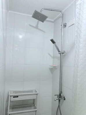 タオル、トイレットペーパー