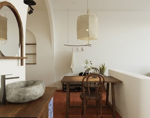 Con stile personalizzato, con arredamento individuale, una scrivania