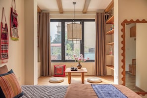 Estúdio luxo, vista para a cidade | Individualmente decorados, individualmente mobiliados, escrivaninha