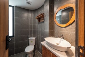 Estúdio luxo, vista para a cidade | Banheiro | Banheira e chuveiro separados, ducha de hidromassagem