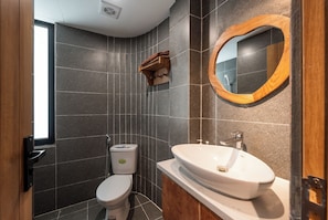 Estúdio luxo, vista para a cidade | Banheiro | Banheira e chuveiro separados, ducha de hidromassagem