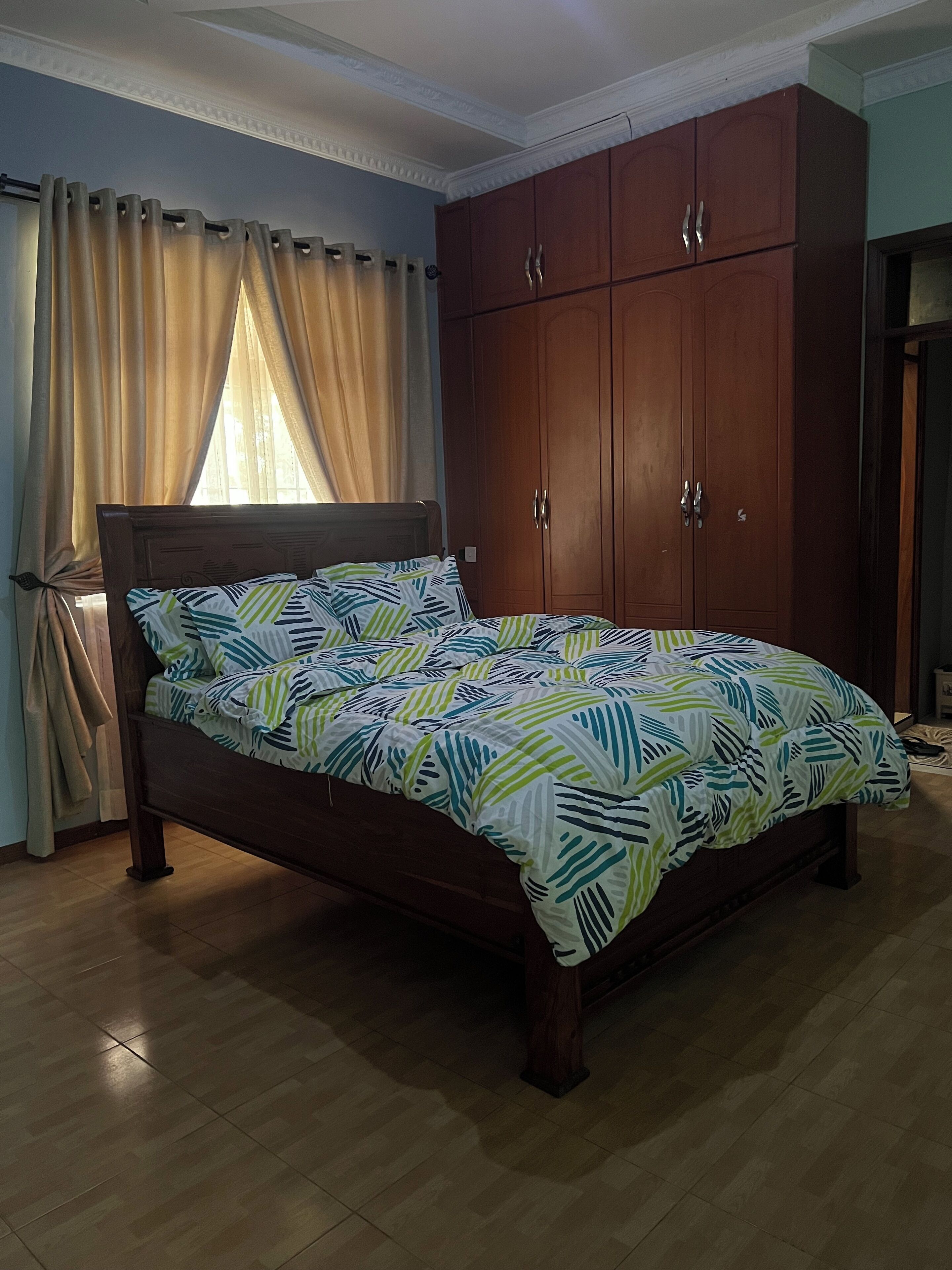 4 bedrooms, iron/ironing board, free WiFi, bed sheets