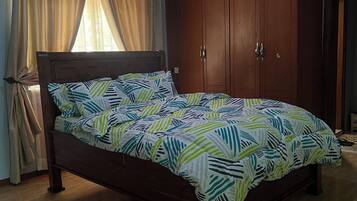 4 bedrooms, iron/ironing board, free WiFi, bed sheets