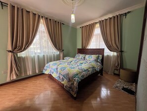 4 bedrooms, iron/ironing board, free WiFi, bed sheets