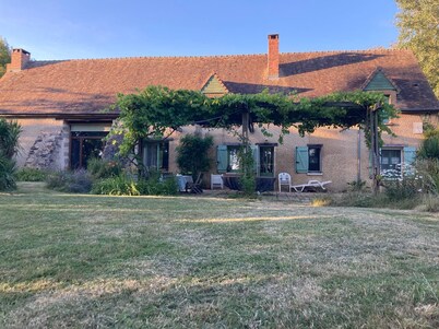 Country escape: cozy 10/12-person house in a natural setting.