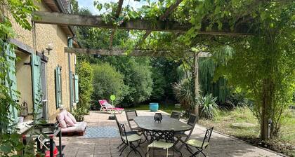 Country escape: cozy 10/12-person house in a natural setting.