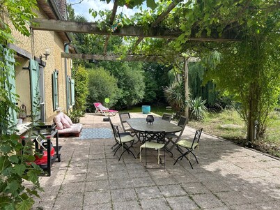 Country escape: cozy 10/12-person house in a natural setting.