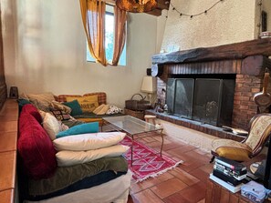 TV, peis, DVD-spiller og bøker