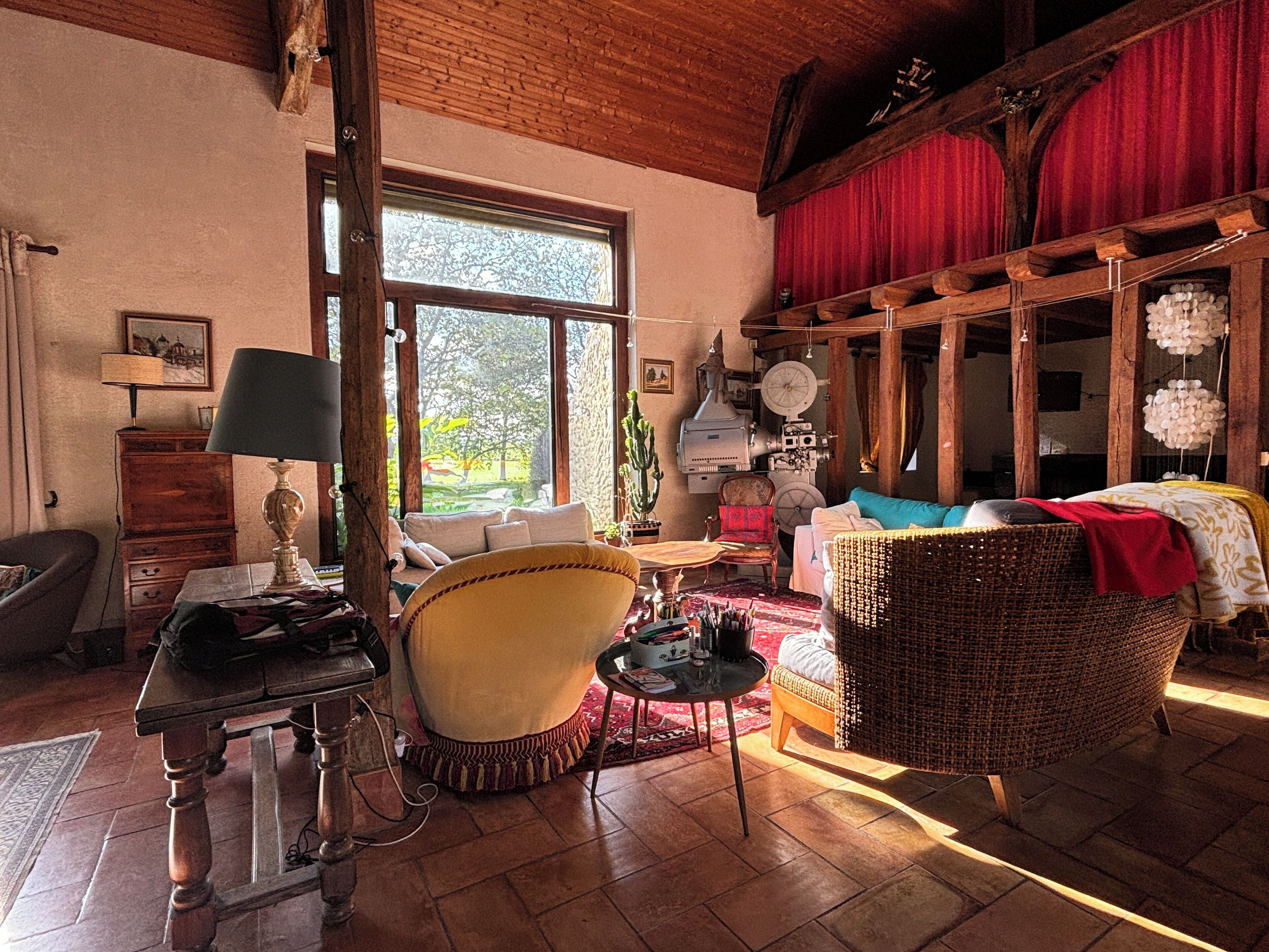 Fernseher, Kamin, DVD-Player, Bücher