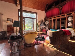 TV, fireplace, DVD player, books