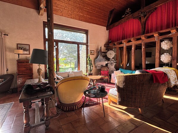 TV, peis, DVD-spiller og bøker