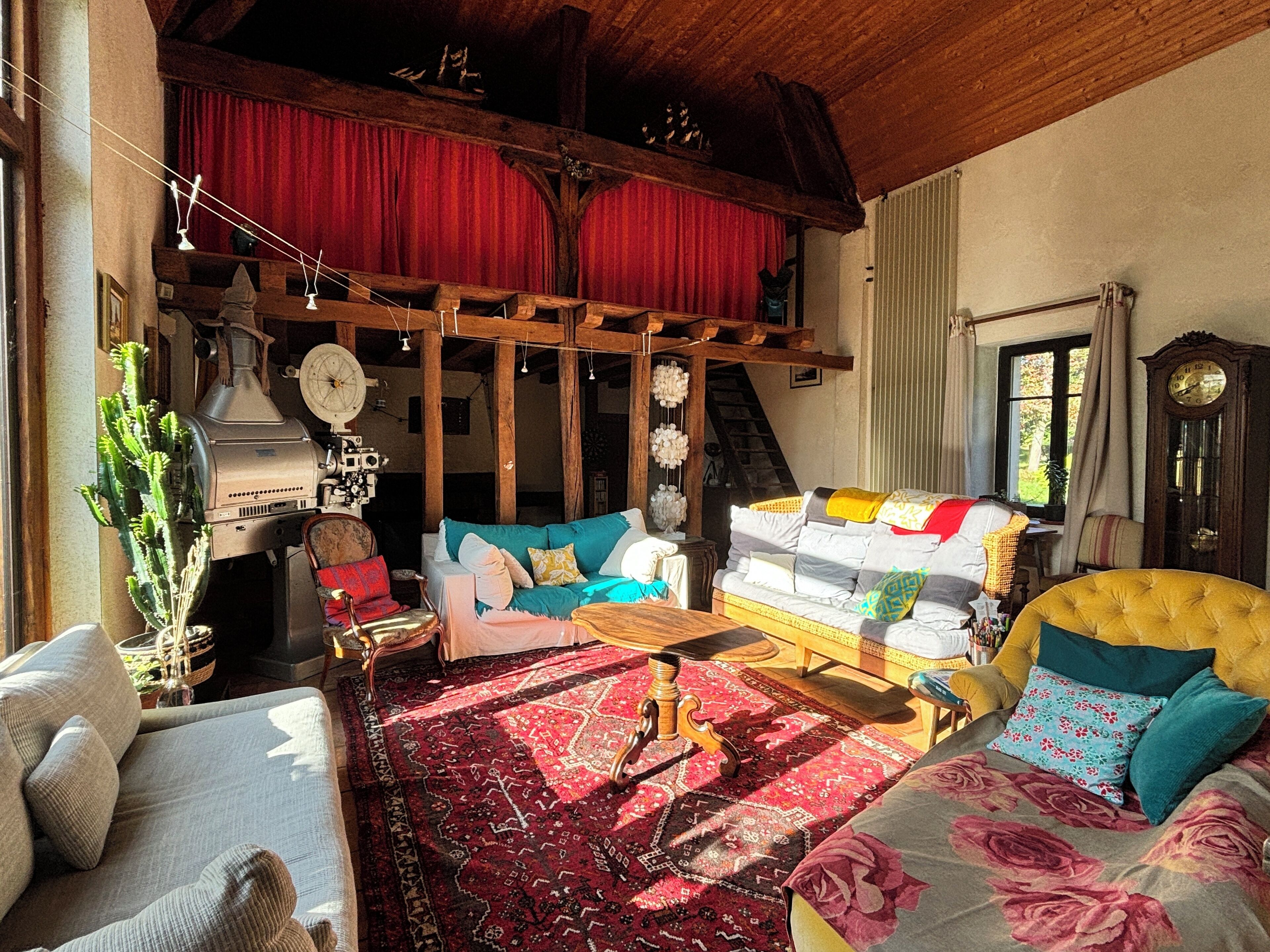 Televisie, een open haard, een dvd-speler en boeken