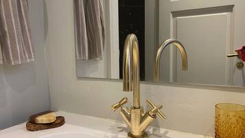 Een douche, een bidet, handdoeken, zeep