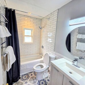 Séchoir à cheveux, serviettes fournies, savon, papier de toilette