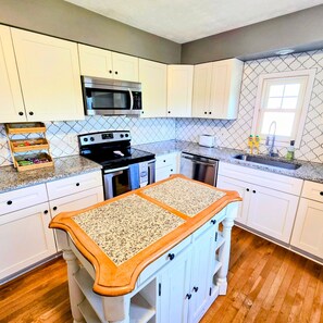 Microwave, oven, stovetop, dishwasher - Stylish 3BR Home in Omaha, Comfort Awaits You! (Omaha)