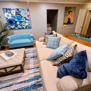 TV - Stylish 3BR Home in Omaha, Comfort Awaits You! (Omaha)