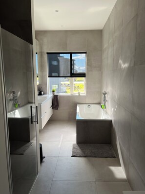 Haartrockner, Handtücher, Seife, Toilettenpapier