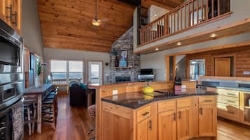 Geladeira, micro-ondas, fogão, cooktop