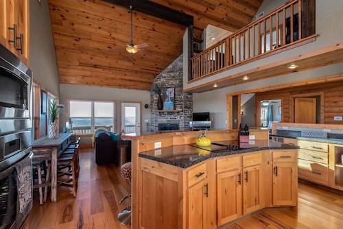 Winston's View: Mountain Views, Fire Pit, Hot Tub