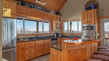 Geladeira, micro-ondas, fogão, cooktop