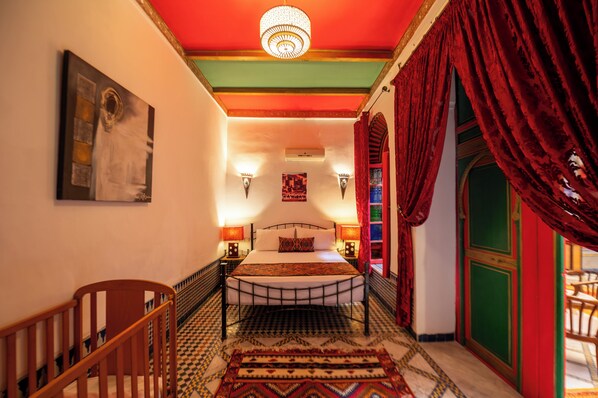 1 bedroom, WiFi, bed sheets - Quiet riad in the charming city of Fez (Fès)