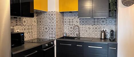 Refrigerador, microondas, horno y parrilla de estufa