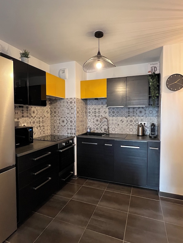 Fridge, microwave, oven, stovetop
