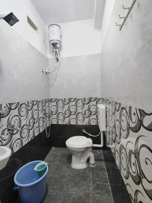 Deluxe-huone | Kylpyhuone | Ilmaiset hygieniatuotteet, pyyhkeet, saippua, vessapaperi