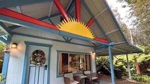 Terrace/patio - Rainforest Retreat Sun Cottage — 30 Minutes from Volcano National Park & Hilo (Mountain View)