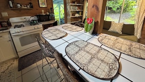Private kitchen - Rainforest Retreat Sun Cottage — 30 Minutes from Volcano National Park & Hilo (Mountain View)