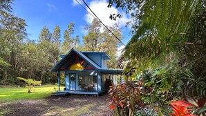Exterior - Rainforest Retreat Sun Cottage — 30 Minutes from Volcano National Park & Hilo (Mountain View)