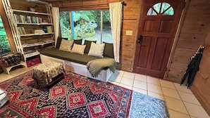 Interior - Rainforest Retreat Sun Cottage — 30 Minutes from Volcano National Park & Hilo (Mountain View)