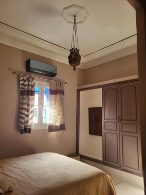 3 slaapkamers, een strijkplank/strijkijzer, wifi, beddengoed