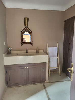 Hårtork, handdukar, tvål och toalettpapper