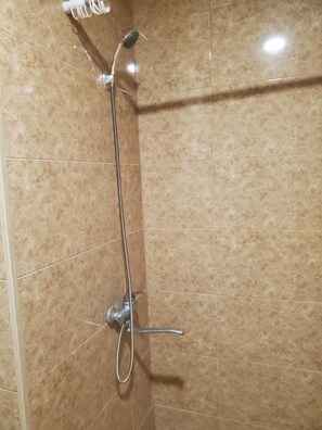 Sèche-cheveux, serviettes fournies, savon, papier toilette