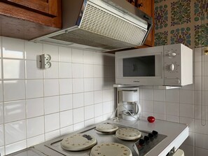 Réfrigérateur, four à micro-ondes, un four, lave-vaisselle