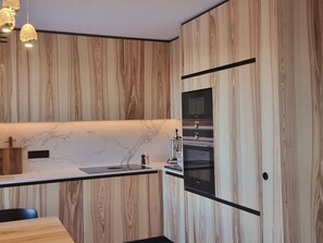 Réfrigérateur, four à micro-ondes, lave-vaisselle