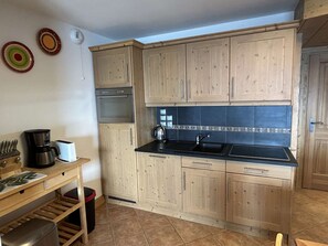 Réfrigérateur, four à micro-ondes, lave-vaisselle, cafetiÚre-théiÚre