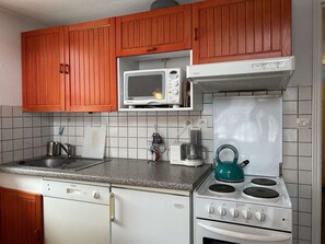 Réfrigérateur, four à micro-ondes, un four, surface de cuisson