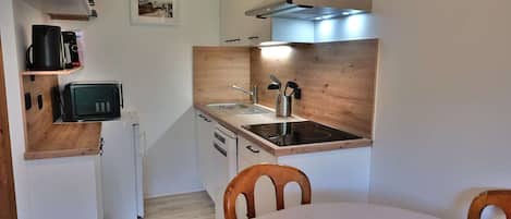 Microwave, dishwasher, coffee/tea maker, toaster