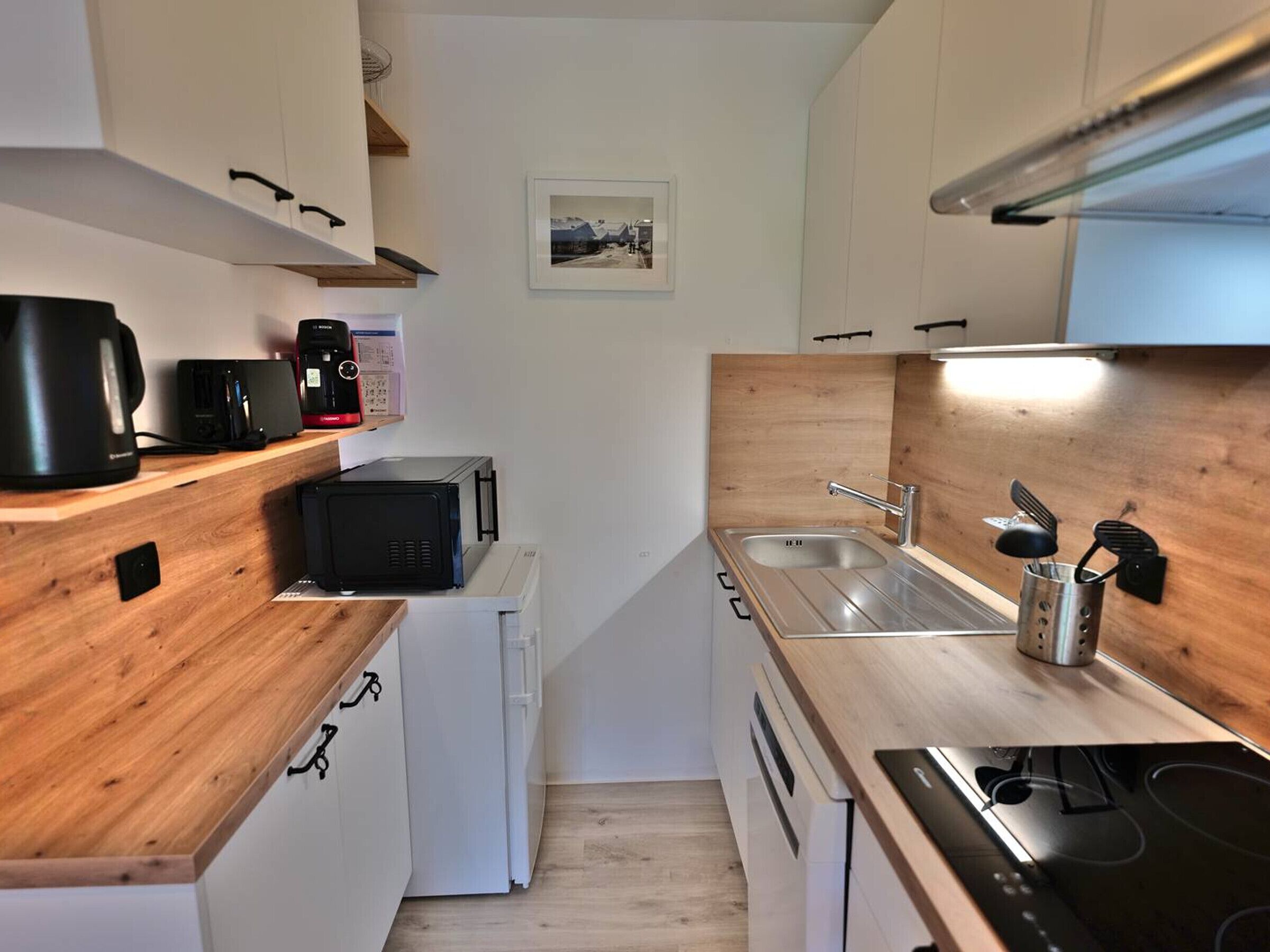 Mikrobølgeovn, oppvaskmaskin, kaffetrakter/tekoker og brødrister